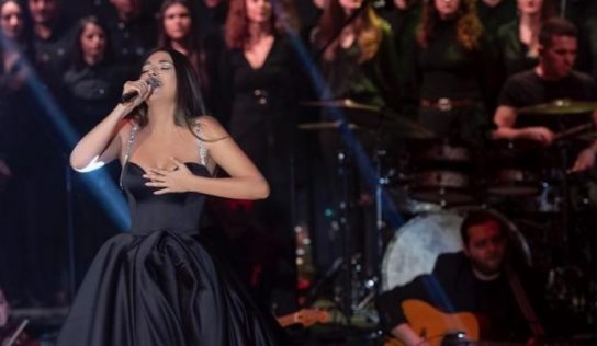 Elvana Gjata këndon ‘live’ këngën ‘Baresha’ të Nexhmije Pagarushës