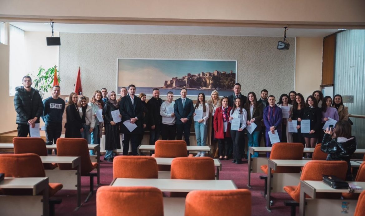 Komuna e Ulqinit jep bursa per studentet e dalluar