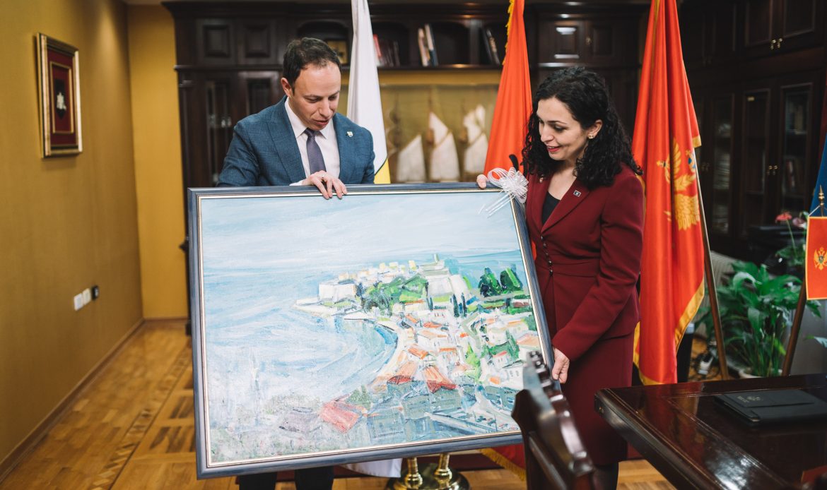 Presidentja e Republikës së Kosovës, Vjosa Osmani në kuadër të vizitës zyrtare në Mal të Zi ka vizituar komunën e Ulqinit dhe atë të Tuzit.